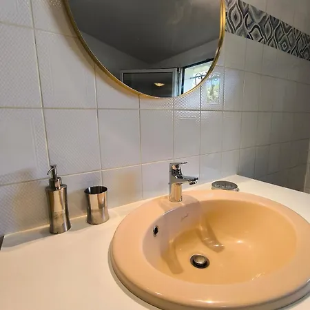 Zigzag House Sleeps 4 *